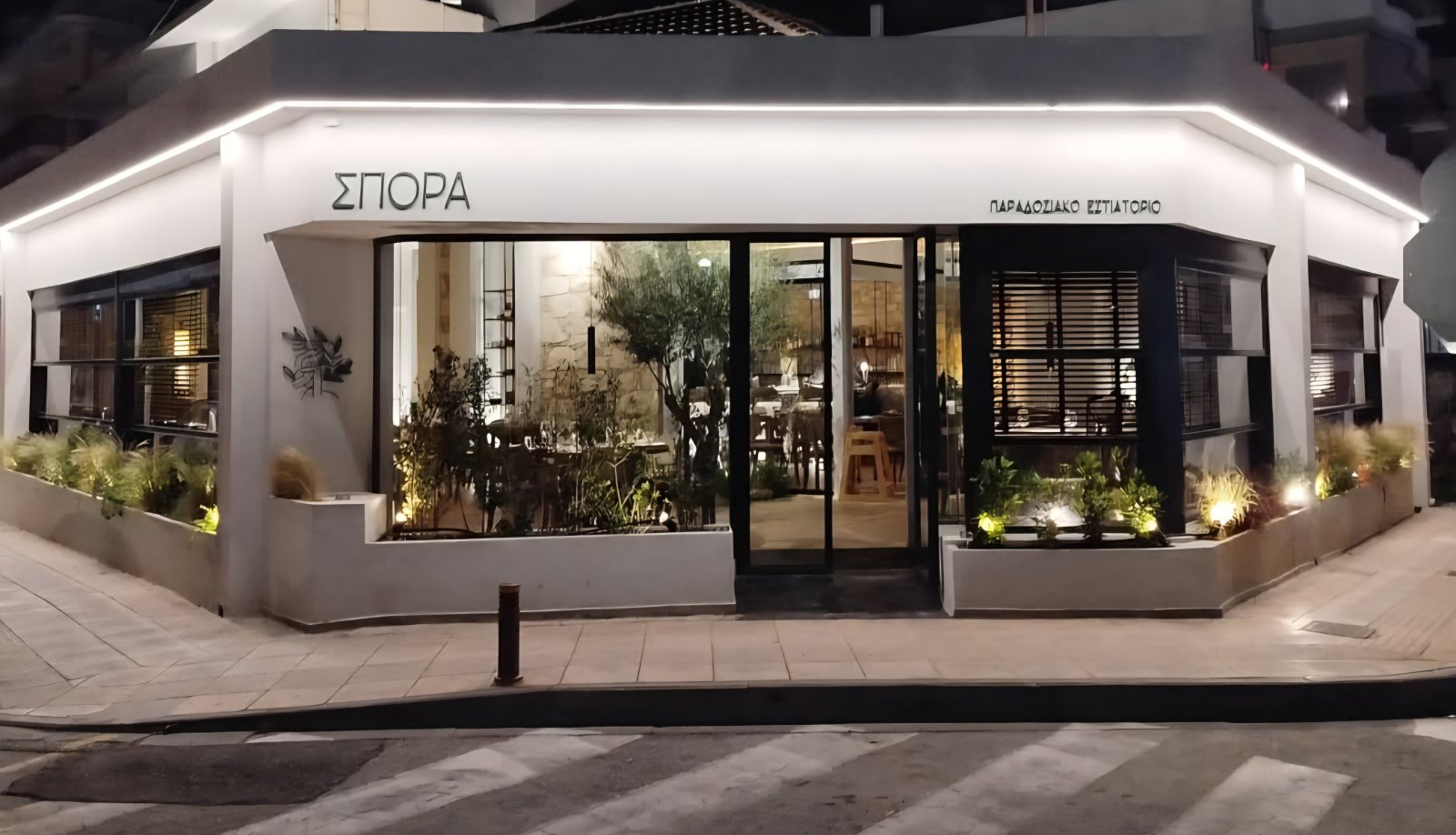 Εξωτερικό εστιατορίου ΣΠΟΡΑ τη νύχτα