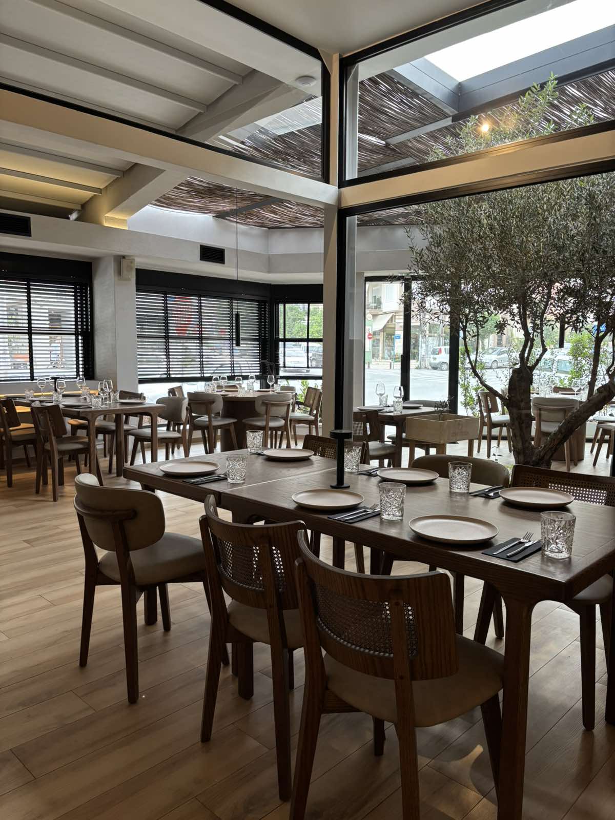 Αίθουσα εστιατορίου ΣΠΟΡΑ — φυσικό φως